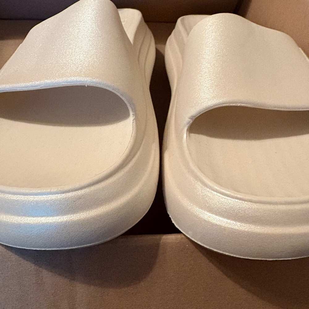 Billabong Women's 11 Cream Slide Sandals - Picture 4 of 5